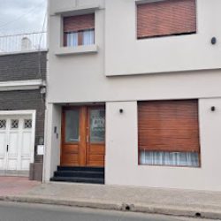 Negocio Departamento Céntrico Y Espacioso En Río Cuarto.